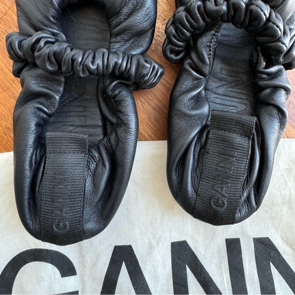 GANNI Black Scrunchie Leather Ballerina Flats (New!! Worn Only Once) - Picture 3 of 5